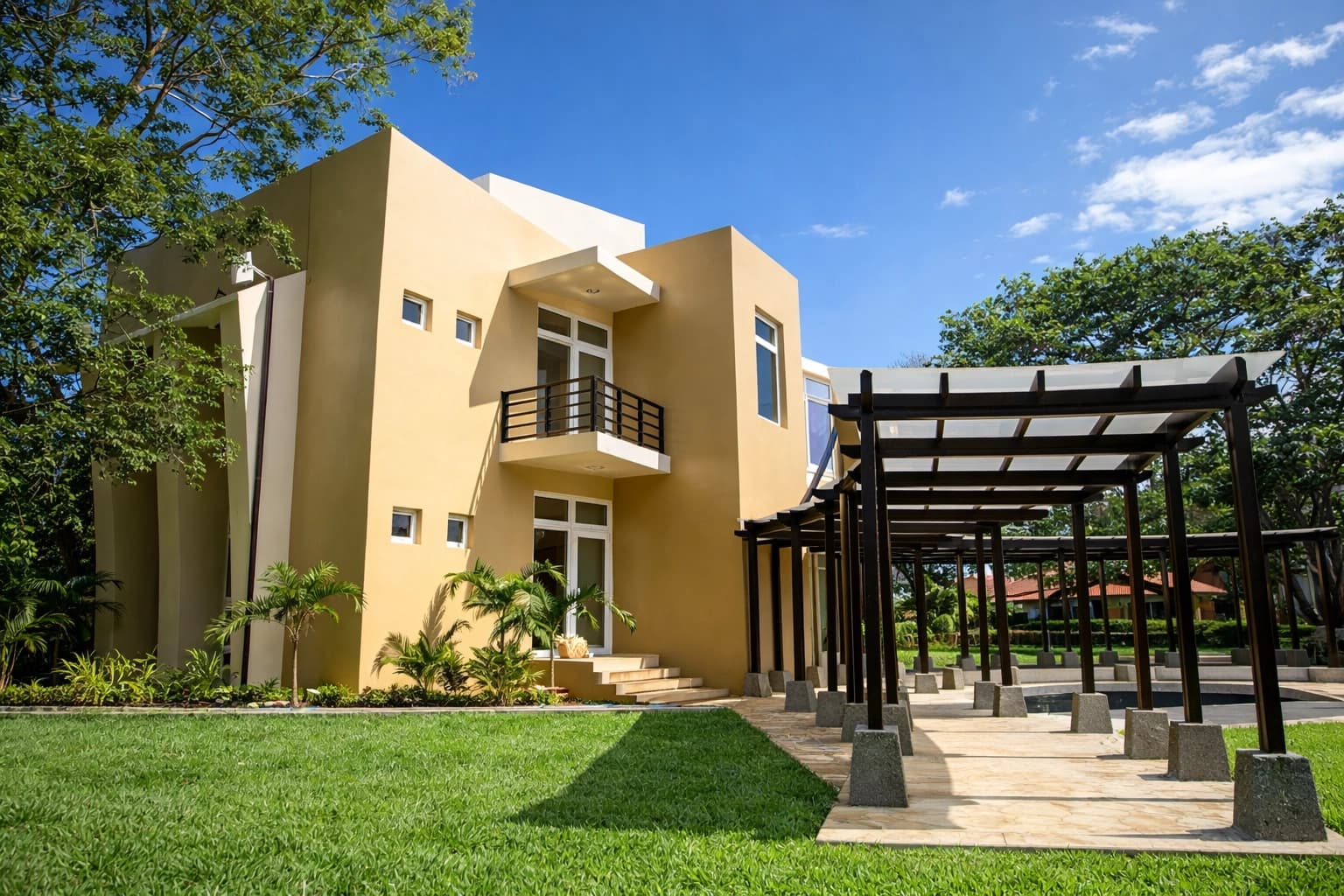 Científicos e investigadores trabajando en el laboratorio de análisis ambiental del CREDIA