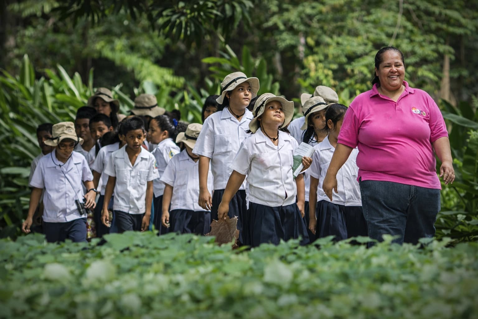 Turistas disfrutando de senderismo y ecoturismo en las áreas protegidas del Corredor Biológico