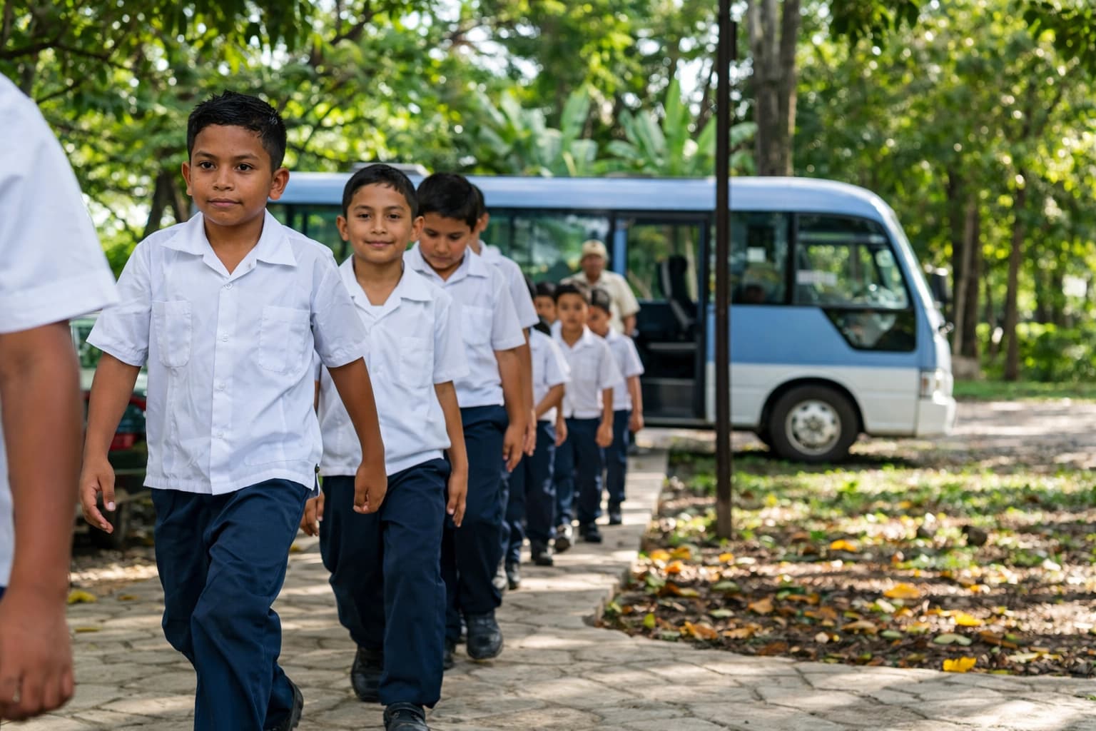 Estudiantes aprendiendo sobre biodiversidad en el Jardín Botánico del CREDIA durante una visita escolar