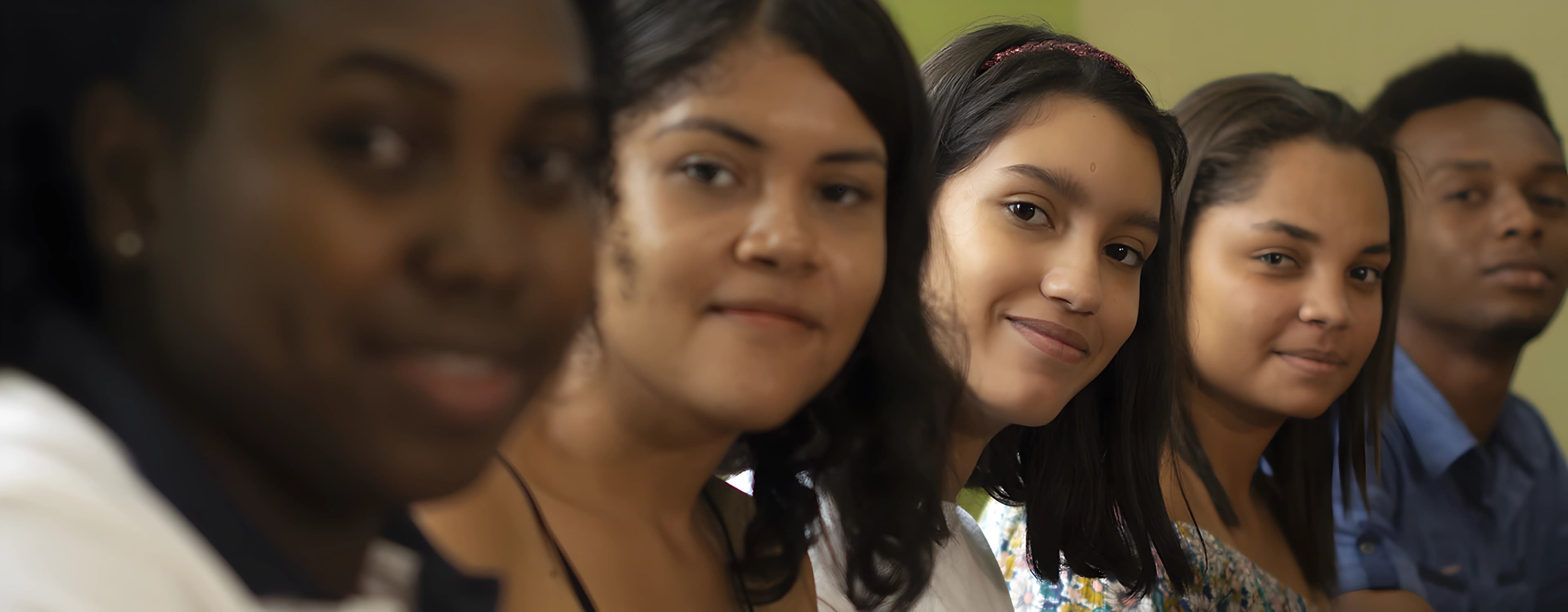 Jóvenes voluntarios participando en actividades de reforestación y conservación ambiental